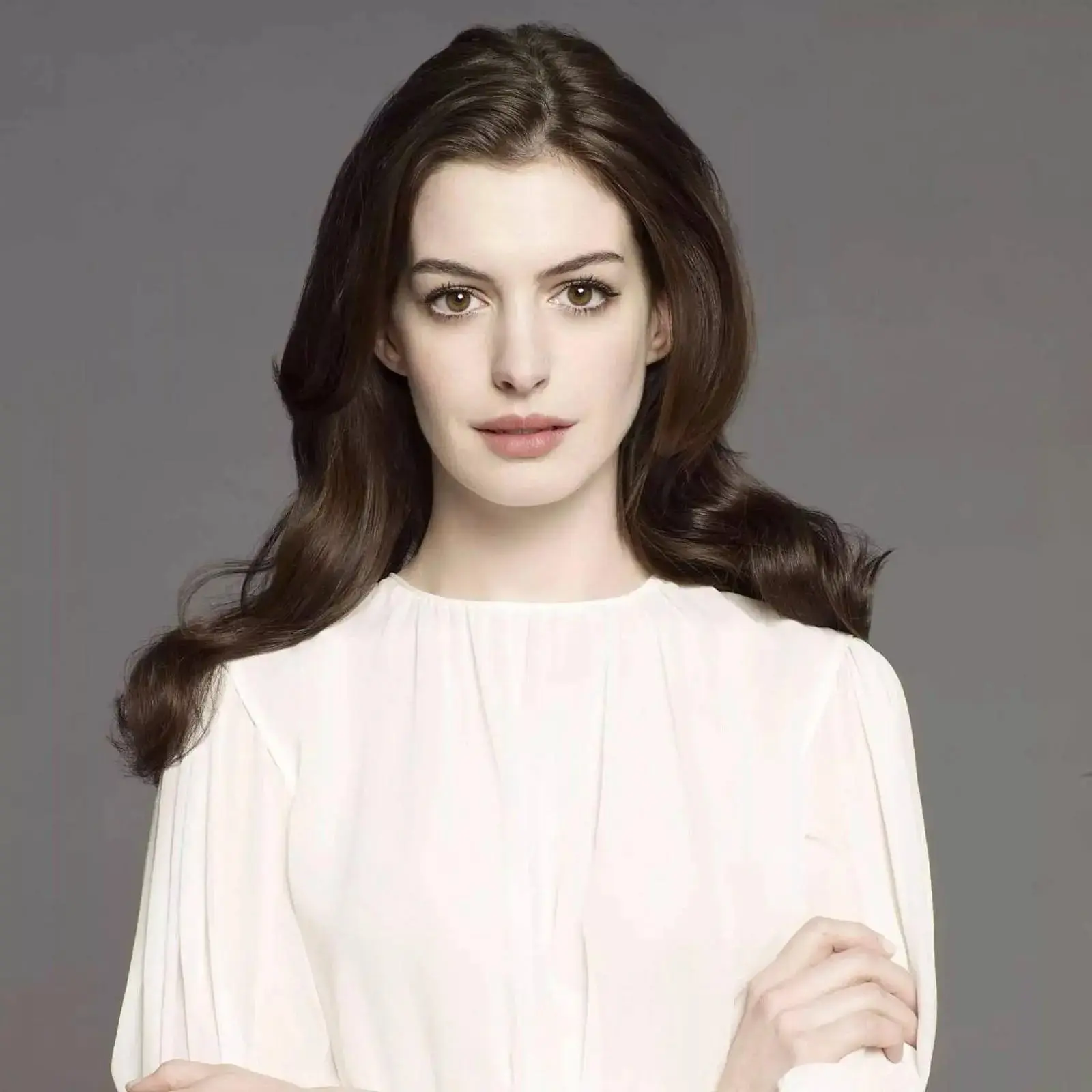 character_hold_product_beauty